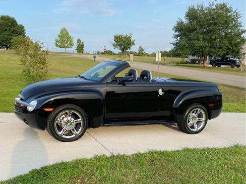 Used 2005 Chevrolet SSR w/ Preferred Equipment Group image 4
