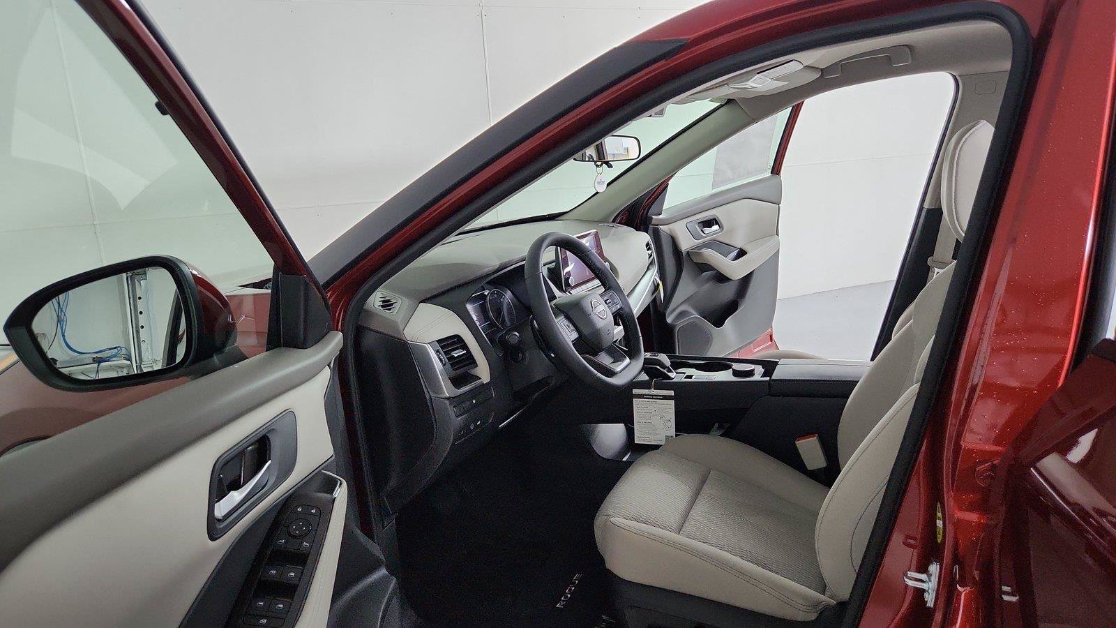 Used 2025 Nissan Rogue SV AWD/4WD image 16