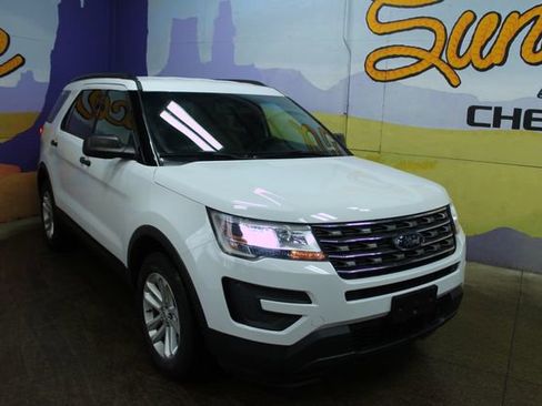 Used 2017 Ford Explorer 4WD image 2