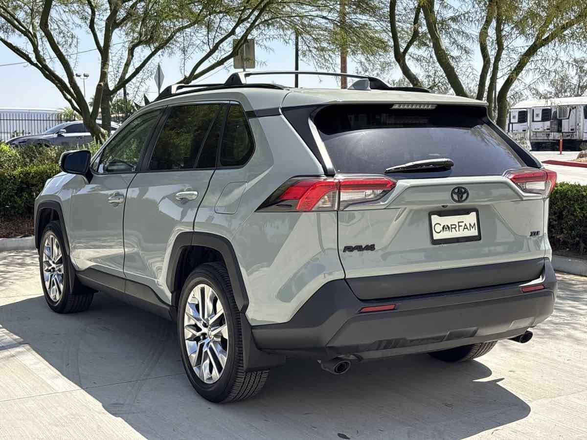 Used 2021 Toyota RAV4 XLE Premium w/ Carpet Mat Package (TMS) FWD image 5