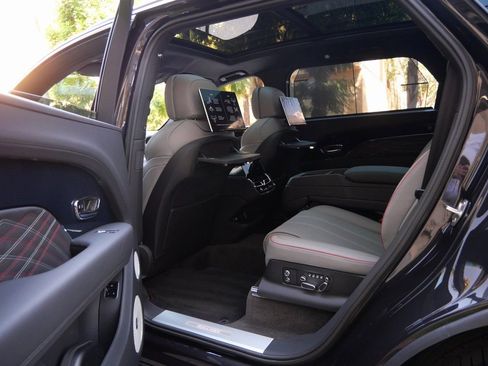 Used 2025 Bentley Bentayga Extended Wheelbase image 23