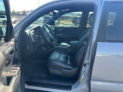 Used 2021 Toyota Tacoma TRD Off-Road w/ TRD Premium Off Road Package AWD/4WD image 12