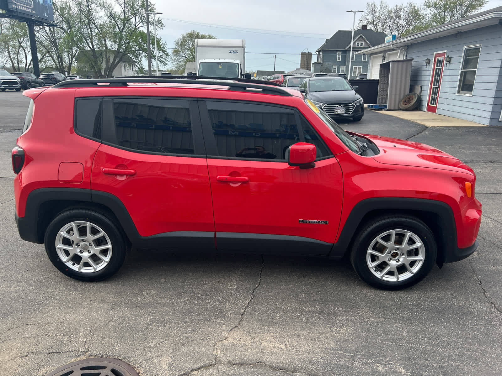 Used 2021 Jeep Renegade Latitude w/ Luxury Group I FWD image 2