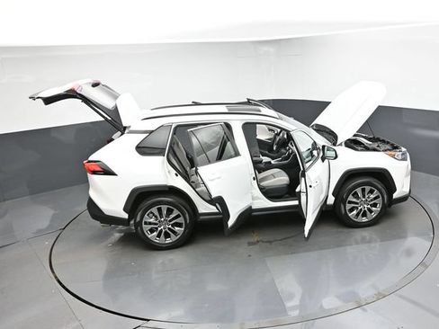 Used 2020 Toyota RAV4 XLE Premium FWD image 41