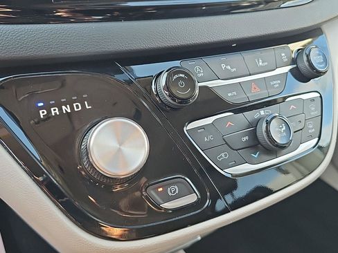 Used 2023 Chrysler Pacifica Touring-L FWD image 19