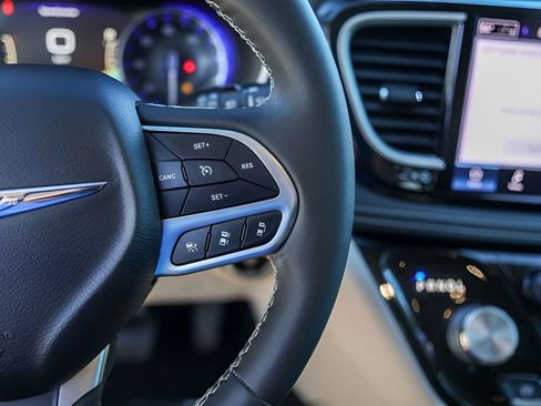 Used 2022 Chrysler Pacifica Touring-L image 16