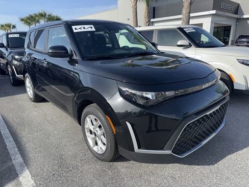 Certified 2025 Kia Soul LX w/ LX Technology Package FWD image 2