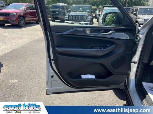 Used 2023 Jeep Grand Cherokee Laredo w/ Luxury Tech Group I AWD/4WD image 17