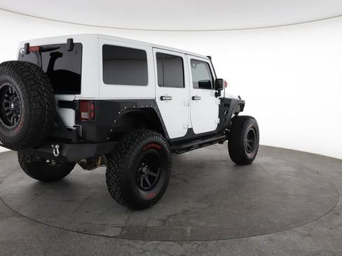 Used 2017 Jeep Wrangler Unlimited Rubicon w/ Connectivity Group AWD/4WD image 12