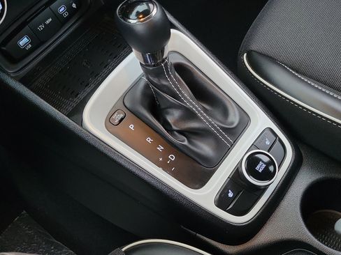 Certified 2025 Hyundai Venue Limited image 13