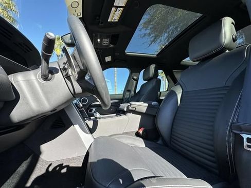 Used 2025 Land Rover Discovery Dynamic SE AWD/4WD image 4