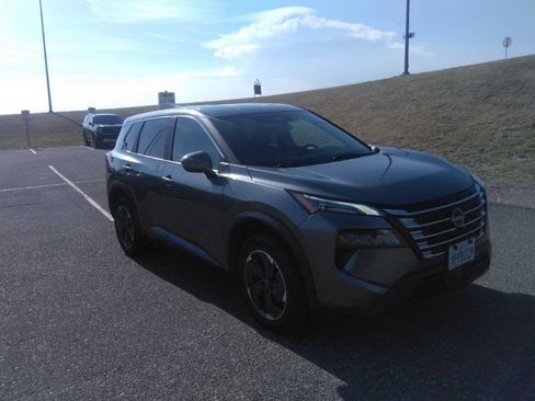 Used 2025 Nissan Rogue SV FWD image 2