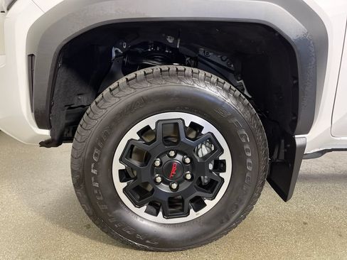 Certified 2025 Toyota Tacoma TRD Off-Road AWD/4WD image 11