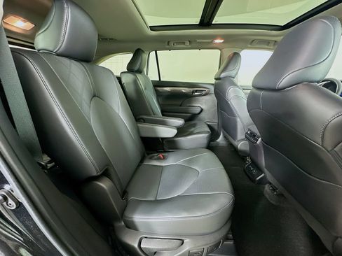 Used 2024 Toyota Highlander Platinum AWD/4WD image 43