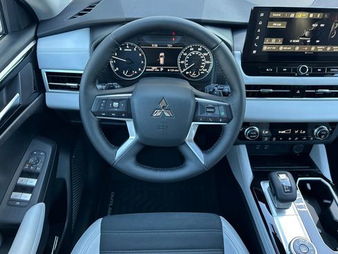 New 2026 Mitsubishi Outlander SE image 13