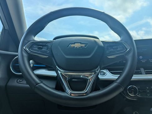 Used 2025 Chevrolet Trax LT w/ LT Convenience Package image 21