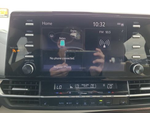 Used 2023 Toyota Sienna XLE AWD/4WD image 18