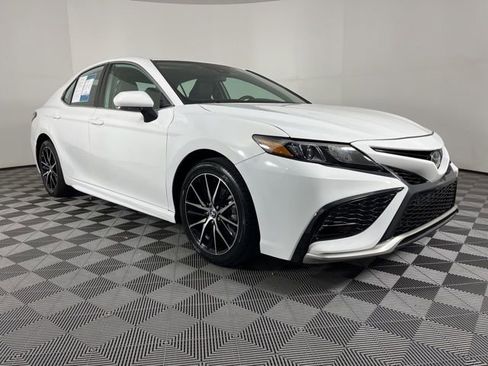 Used 2023 Toyota Camry SE image 2