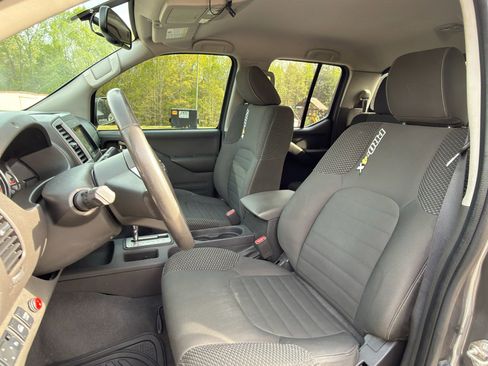 Used 2019 Nissan Frontier PRO-4X image 2