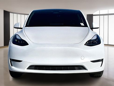 Used 2025 Tesla Model Y Performance image 2