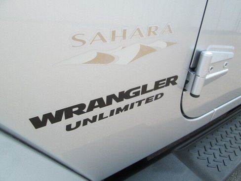Used 2011 Jeep Wrangler Unlimited Sahara w/ Dual Top Group AWD/4WD image 8