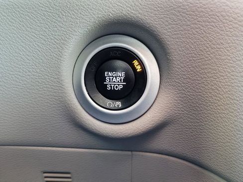 Used 2023 Chrysler Pacifica Touring-L image 29