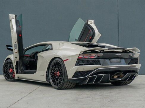 Used 2017 Lamborghini Aventador S image 9