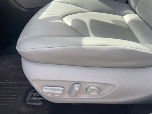 Used 2025 Toyota Highlander XLE image 6