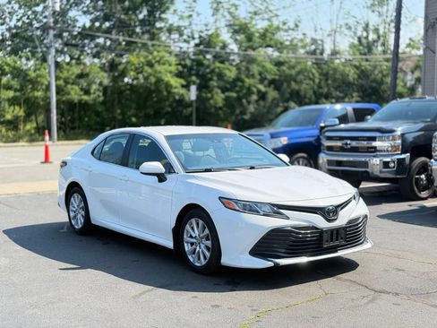 Used 2018 Toyota Camry LE FWD image 3