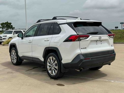 Used 2019 Toyota RAV4 XLE Premium w/ Cold Weather Package AWD/4WD image 5