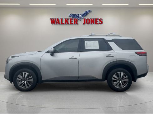 Used 2025 Nissan Pathfinder SL FWD image 4