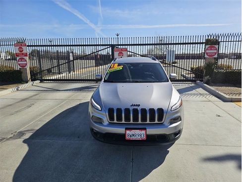 Used 2018 Jeep Cherokee Latitude w/ Altitude Package image 2