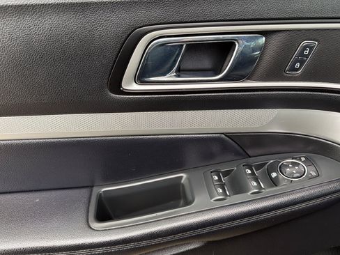 Used 2017 Ford Explorer XLT FWD image 13