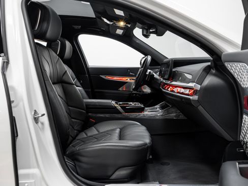 Used 2023 BMW 760i xDrive image 21