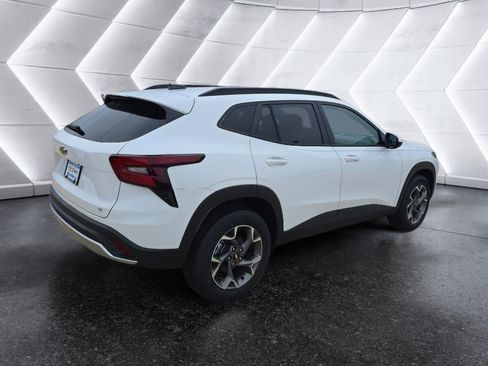 New 2026 Chevrolet Trax LT w/ LT Convenience Package FWD image 5