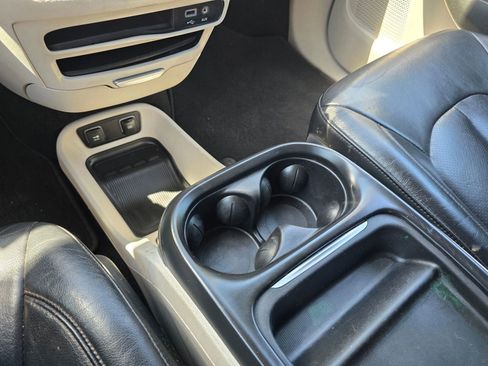 Used 2018 Chrysler Pacifica Touring-L FWD image 34