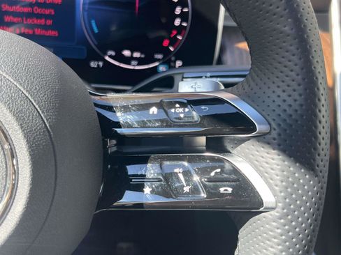 Used 2025 Mercedes-Benz GLC 350e 4MATIC image 22