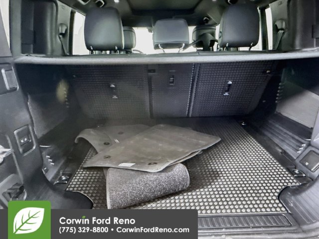 Used 2025 Land Rover Defender 110 X-Dynamic SE AWD/4WD image 28