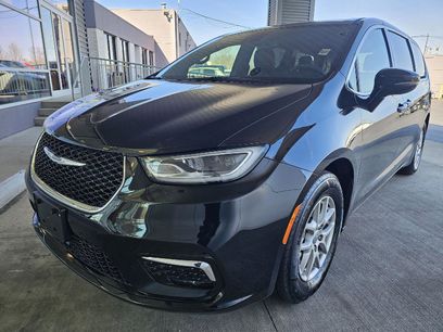 Used 2025 Chrysler Pacifica Select