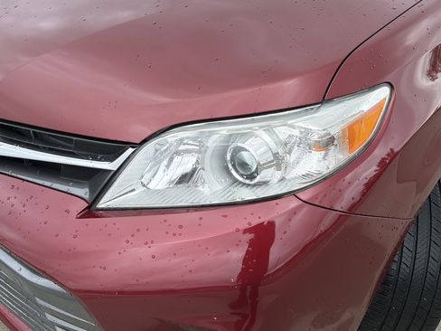 Used 2020 Toyota Sienna XLE w/ XLE Navigation Package FWD image 6