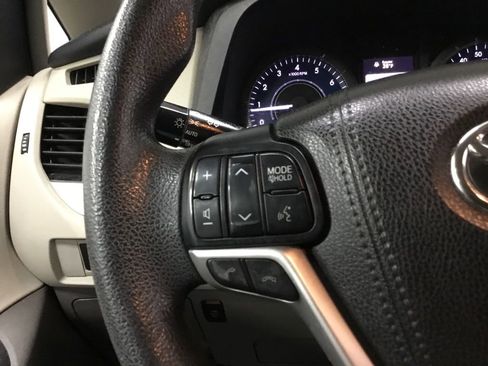 Used 2018 Toyota Sienna LE w/ Protection Package FWD image 30