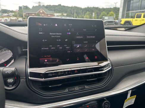 Used 2023 Jeep Compass Limited image 34