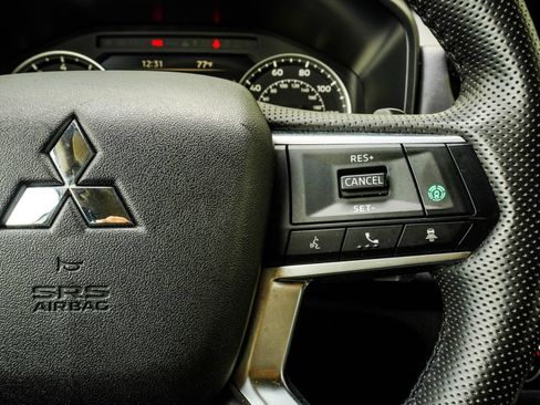 Used 2025 Mitsubishi Outlander SE AWD/4WD image 33