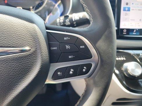 Used 2024 Chrysler Pacifica Touring-L FWD image 21