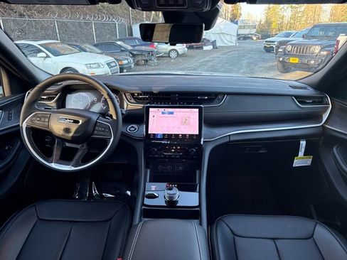 New 2025 Jeep Grand Cherokee Limited w/ Luxury Tech Group II image 11