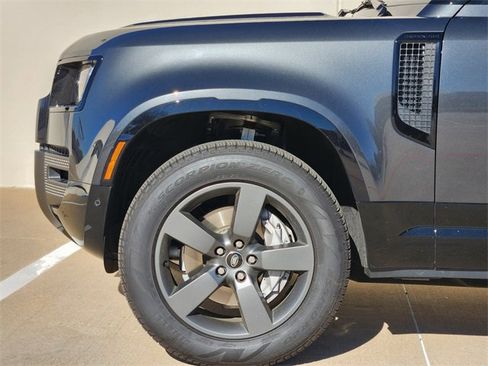 Used 2025 Land Rover Defender 130 X-Dynamic SE image 9