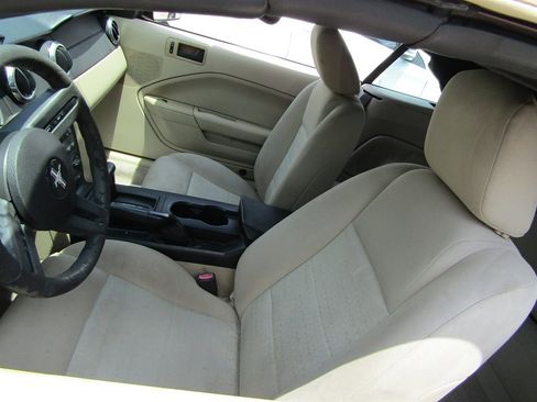 Used 2005 Ford Mustang Convertible RWD image 8