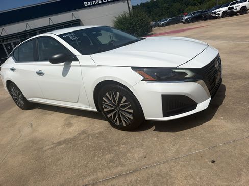 Used 2025 Nissan Altima 2.5 SV FWD image 3