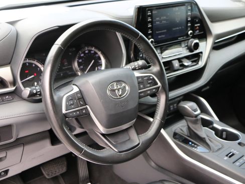 Used 2022 Toyota Highlander XLE AWD/4WD image 17