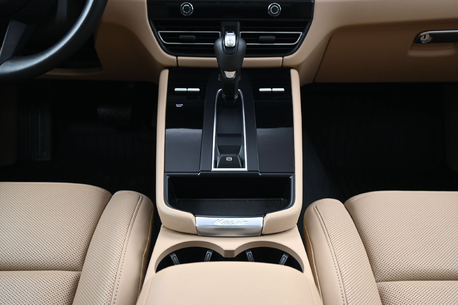 Certified 2025 Porsche Macan AWD/4WD image 10